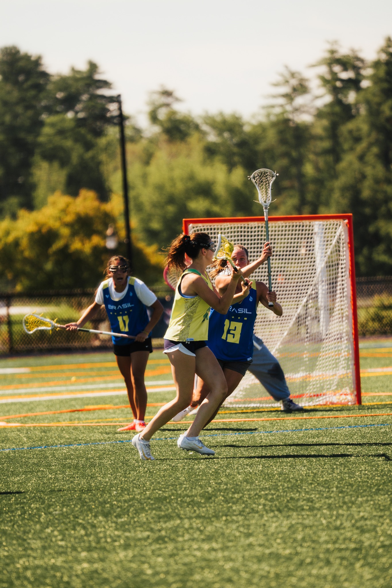 Vivi carrying the ball for Brazil during a lacrosse game